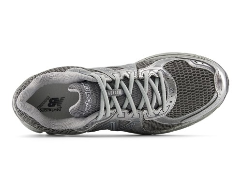 The New Balance 860v2 Sticks To A Silvery Formula(pic5)